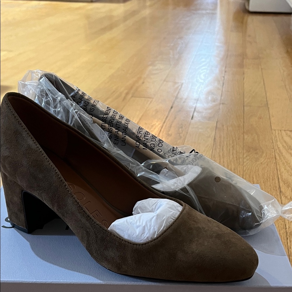 AEROSOLES Brown Suede Heels
